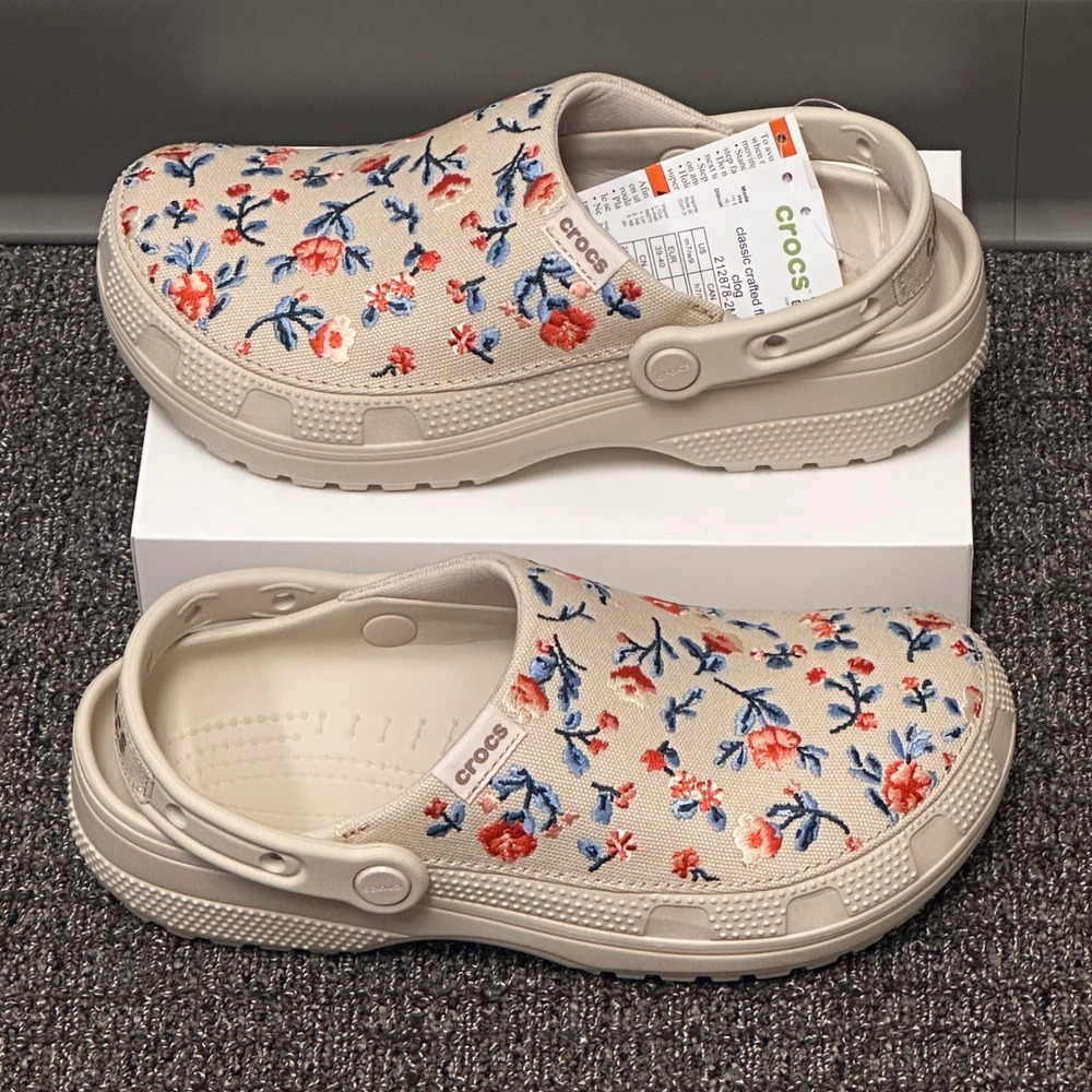 Crocs Classic Crafted Floral Clogs Women 9 Frappe Summer sandals Cottagecore NEW